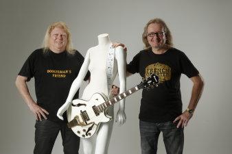Foto: Boogieman's Friend © Boogieman's Friend zwischen den beiden Musikern eine kopflose Schaufensterpuppe mit umgehängter Gitarre