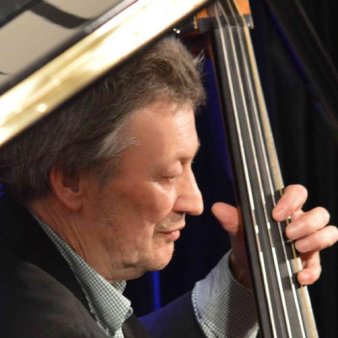 Foto: Franz Dannerbauer © Franz Dannerbauer Mann spielt auf seinem Akustikbass