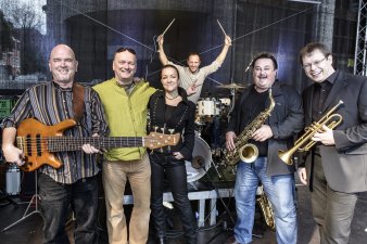 Foto: Holger Arndt Connexion © Holger Arndt fröhliche Musiker mit Instrumenten auf der Bühne