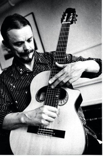 Foto: Uwe Kropinski © Uwe Kropinski Mann mit seiner Akustikgitarre