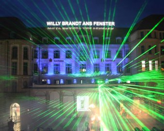 Foto: Eröffnung des Willy Brandt Denkmals © Stadtverwaltung Erfurt / H. Röder Die Eröffnung des Willy Brandt Denkmals, der Augenblick als mit Musik und Laser das Denkmal zum ersten Mal Leuchtet