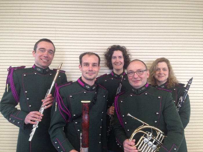 Holzbläserquintett der königlich belgischen Gidsen 5 Musiker mit ihren Holzblasinstrumenten und in den belischen Uniformen