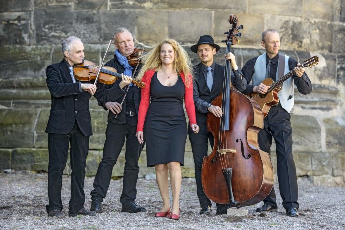 The String Company Die 5 Musiker mit ihren Instrumenten vor der Mauer der Peterskirche
