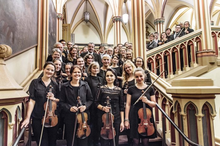 das gesamte Streichorchester mit den Instrumenten auf einer Treppe im Erfurter Rathaus