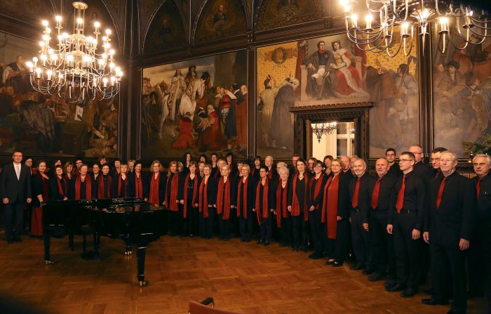 Der Chor in Chorkleidung (rot/schwarz) im Erfurter Rathausfestsaal