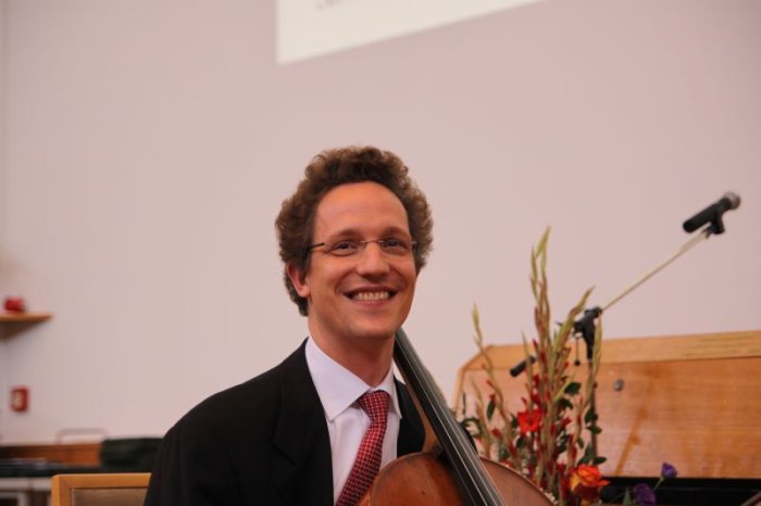 Malte Kaluza, Cello Malte Kaluza mit seinem Cello nach einem Konzert
