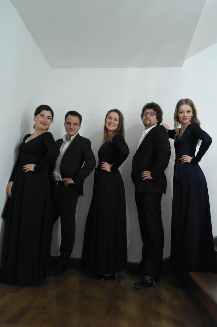 Vocal Ensemble der Hochschule für Musik Weimar drei Frauen und zwei Männer in schwarzer Konzertkleidung