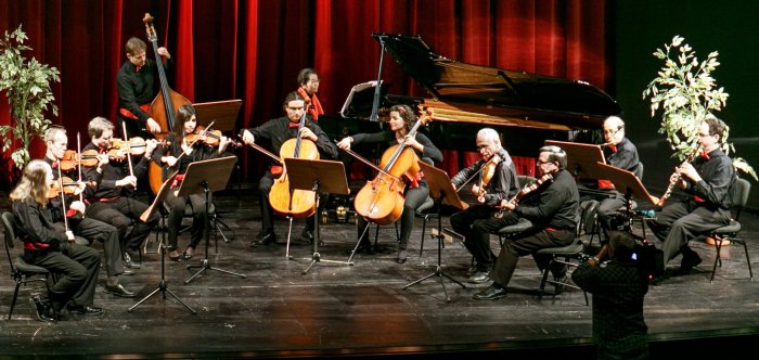 Salonorchester Erfurt die Musiker des Salonorchesters während des Spiels auf der Bühne