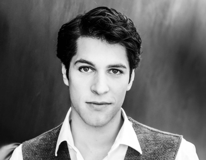 Julian Freibott Portrait in S/W vom Tenor Julian Freibott