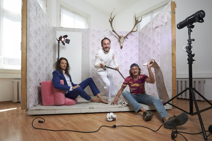 Quo vadis – Performance drei Männern in einem Zimmer wie ein Bühnenbild im Theater