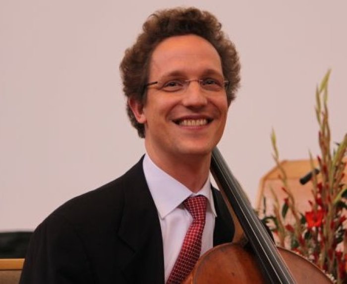 Malte Kaluza mit seinem Cello nach einem Konzert