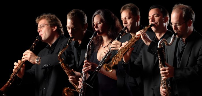 Abschlusskonzert zum Klarinettenfrühling 6 Musiker mit ihren Instrumenten spielen vor dunklem Hintergrund
