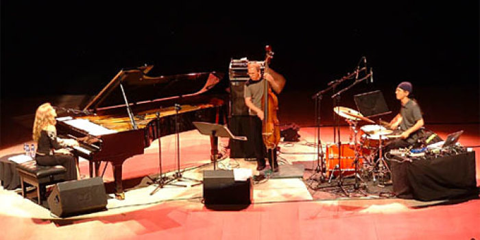 Foto: Elias Trio © Eliane Elias Das Elias Trio auf der Bühne