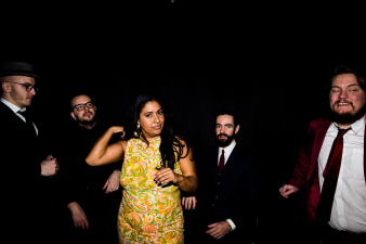 Foto: Kristin Amparo & Combo de la Musica © Kristin Amparo die Band kommt aus einem schwarzem Hintergrund