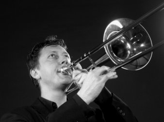 Foto: Hubertus Schmidt © Hubertus Schmidt der Künstler im Portrait mit Posaune