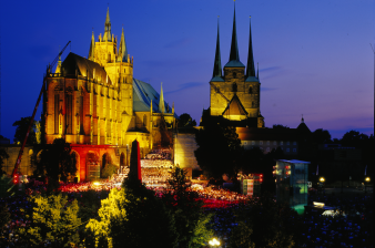 Foto: Chorkonzert auf den Domstufen © Stadtverwaltung Erfurt / H. Röder 2000 Chorsänger zum größten Chorkonzert Thüringens auf den Erfurter Domstufen