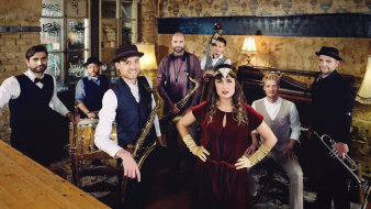 Bild: Huggee Swing Band © Huggee Swing Band die Bandmitklieder in Kleidung der 20er in einer Kneipe