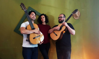 Foto: Trio Nômade © Trio Nômade die drei Künstler mit Gitarren vor farbig eingeleuchteter Wand