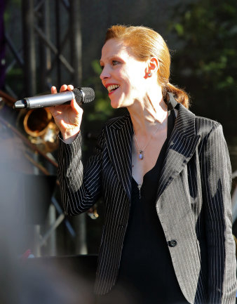Foto: Nele Harting © Nele Harting Frau mit Mikrofon