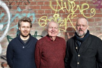 Foto: Bauer-Bauer-Narvesen © Conny Bauer drei Männer vor einer Backsteinwand