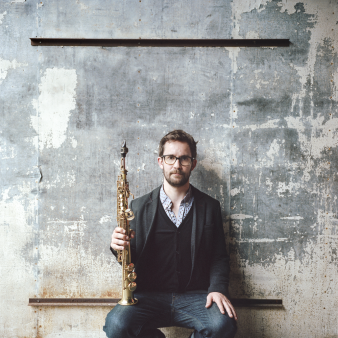 Foto: Émile Parisien © Émile Parisien der Künstler mit Saxofon vor zerkratzter Wand