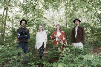 Foto: Kama Kollektiv © Kama Kollektiv 2 Frauen und 2 Männer im Wald
