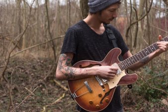 Foto: Florian Fleischer © Florian Fleischer Mann mit E-Gitarre im Wald