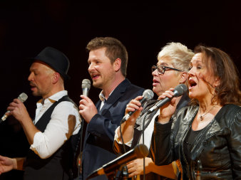 Foto: Vocalquartett für die Nerly Bigband © Nerly Bigband das Vocalquartett jeder mit einem Mikrofon auf der Bühne