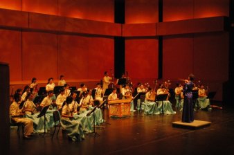 Das Nanjing University Traditional Orchestra in chinesischer Kleidung auf einer Bühne