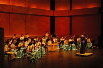 Foto: Das Nanjing University Traditional Orchestra © Nanjing University Traditional Orchestra Das Nanjing University Traditional Orchestra in chinesischer Kleidung auf einer Bühne