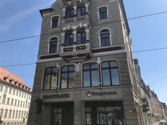 Foto: Burenhaus Erfurt © Urs Lindner Fassade eines Hauses in der Bahnhofstraße
