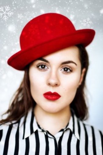 Foto: Cleo Christmas © Cleo Frau mit stark rot geschminkten Lippen und rotem Hut