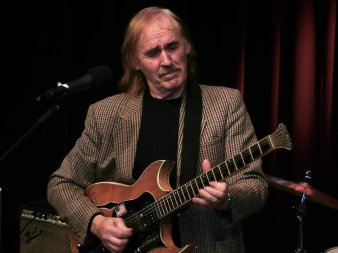 Foto: Jürgen Kerth © Jürgen Kerth Mann spielt auf E-Gitarre
