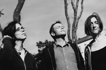 Foto: Insomnia Brass Band © Insomnia Brass Band die drei Musiker genießen die Natur