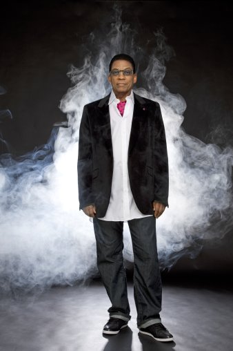 Foto: Herbie Hancock © Herbie Hancock der Künstler auf der Bühne mit viel Nebel im Hintergrund
