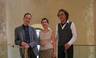Foto: Falk Zenker & Ensemble Nu:n © Falk Zenker die drei Künstler an einer Balustrade