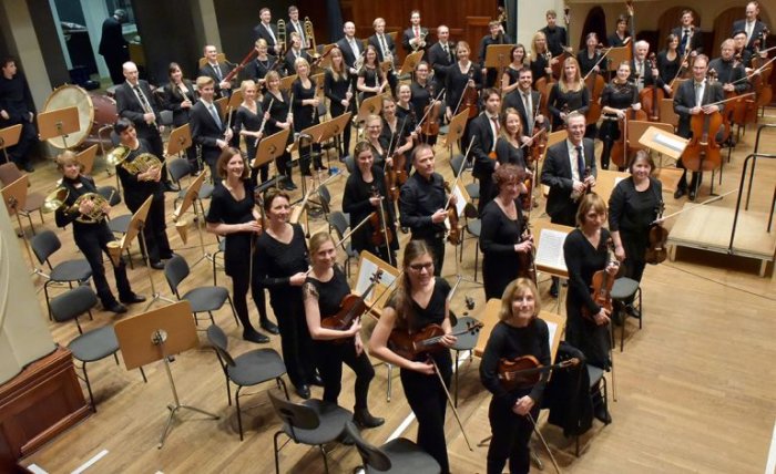 Akademische Orchestervereinigung der Friedrich-Schiller-Universität Jena Die Musiker stehen an ihren Notenpulten