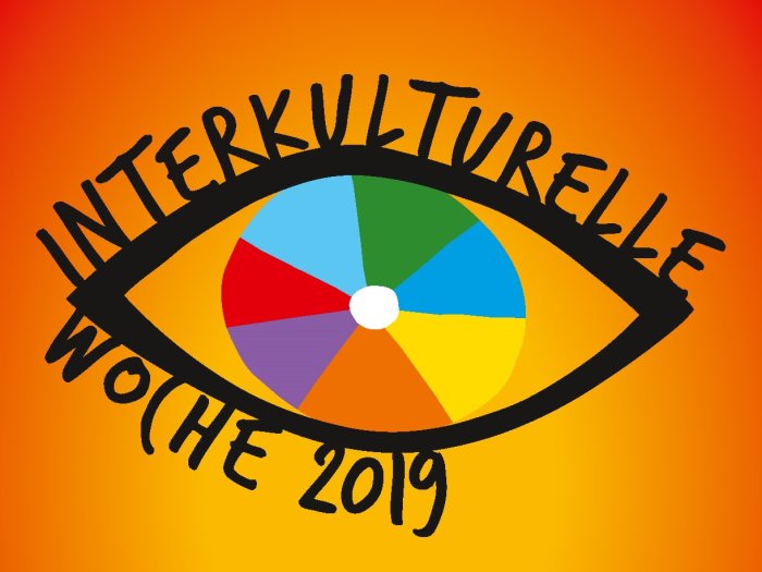Motiv der Interkulturellen Woche 2019 Ein mehrfarbiges Auge auf orangefarbigen Hintergrund