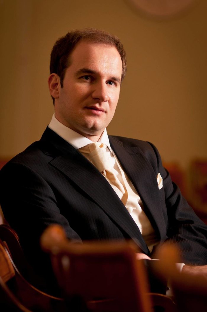 Tobias Berndt, Lied - und Konzertsänger Portrait mit braunem Hintergrund