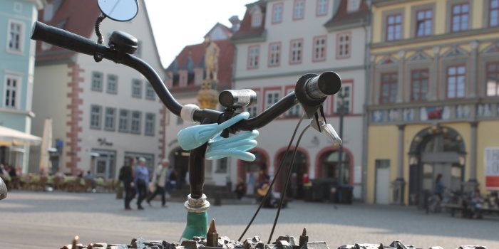 Fahrradlenker mit Schloss vor dem Modell der Erfurter Altstadt am Fischmarkt