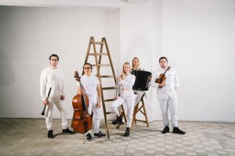 Foto: Ensemble via nova © via nova die Künstler des Ensembles im weißen Raum mit weißen Sachen