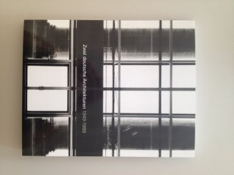 Bild: Katalog © Institut für Auslandsbeziehungen Cover mit einem vergitterten Fenster