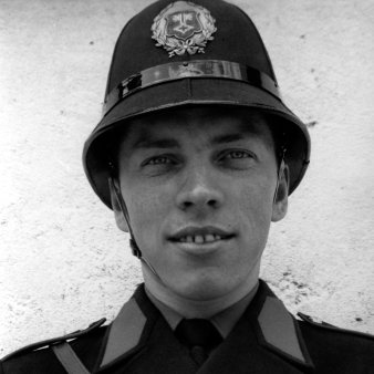 Mann in Uniform.