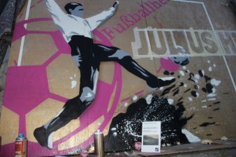 Wandbild mit Fußballspieler und Namenszug "Julius Hirsch"