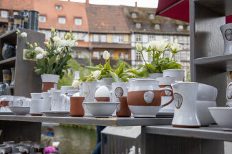 Ein Stand mit Waren zum Erfurter Töpfermarkt