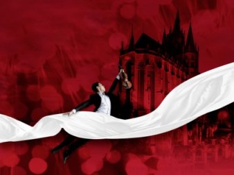 Foto: Domstufenfestspiele - In 80 Minuten um die Welt © Theater Erfurt, Lutz Edelhof Ein Geiger am wehenden weißen Tuch vor den rot eingefärbeten Domstufen