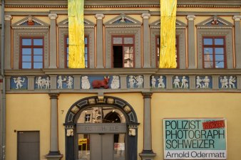 Goldene Flaggen an der Fassade der Kunsthalle