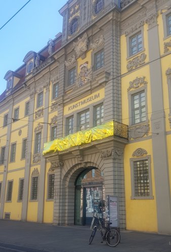 der Balkon vom Angermuseum mit goldener Folie verhüllt