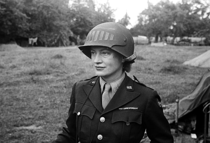 Lee Miller in Uniform und mit Stahlhelm im Einsatz als Fotografin im Feld