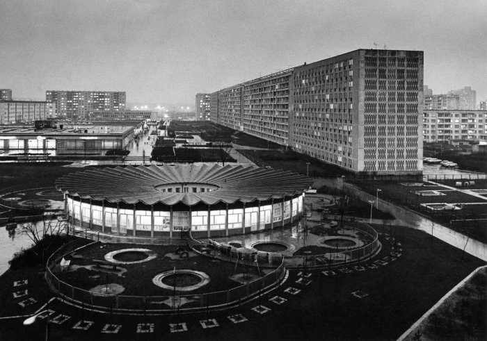 Kindergarten Buratino Halle/Neustadt Foto in s/w von einem Rundbau im Plattenbaugebiet